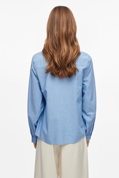 Blauw gestreept overhemd met lange mouwen van VILA®, achterkant, gedragen met een beige broek.