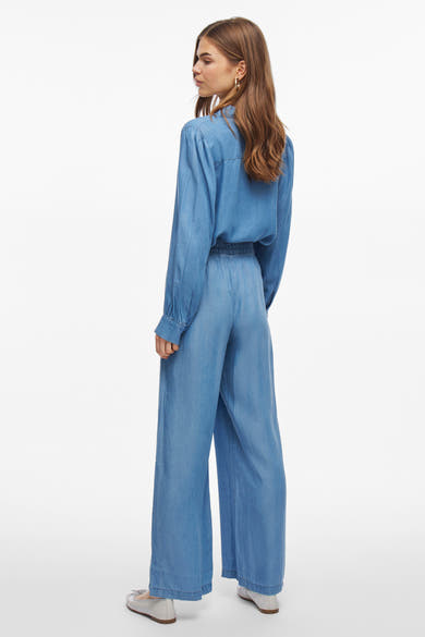 Gekleurde broek van VILA in middieblauw denim, met elastische gerimpelde taille en wijde pijpen.