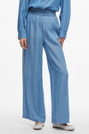 Gekleurde broek in middinblauw denim van VILA®, wijde pasvorm met elastische tailleband en bijpassende platte schoenen.