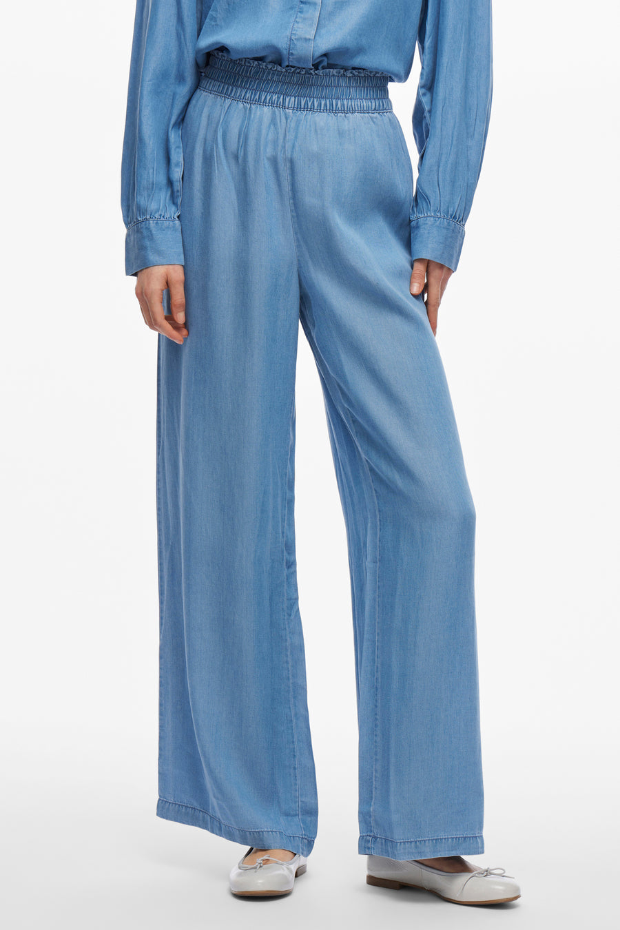 Gekleurde broek in middinblauw denim van VILA®, wijde pasvorm met elastische tailleband en bijpassende platte schoenen.