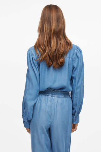 Blauwe spijkerblouse met lange mouwen van VILA®, achterzijde, met pofmouwen.