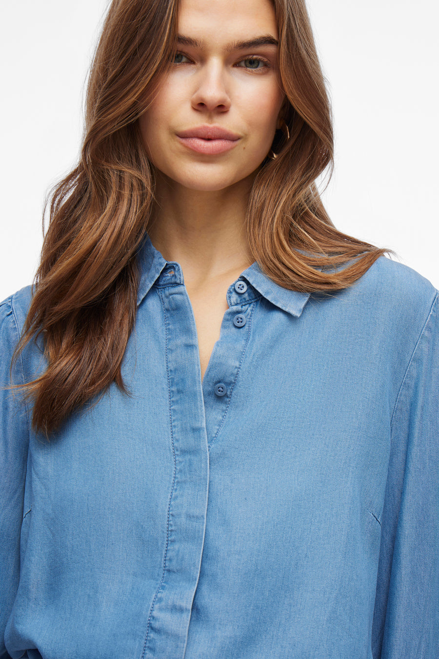 Middelblauwe spijkerblouse met lange mouwen van VILA, met knoopsluiting en subtiele textuur.