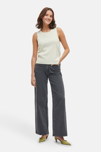 Katoen débardeur van VILA®, gedragen met een grijs jeans en oliegroene escarpins.