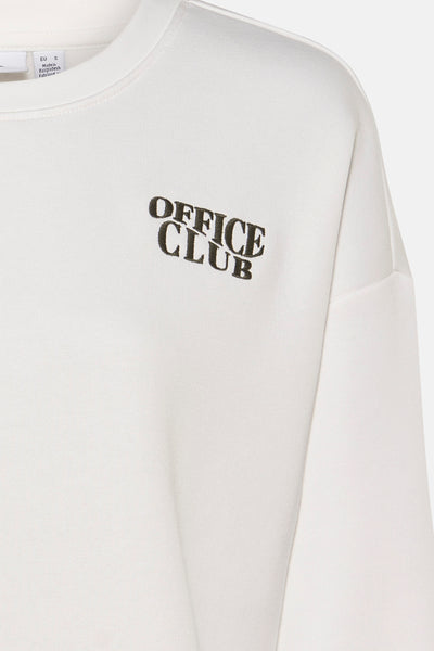 Sweat-shirt blanc de VILA®, avec l'inscription « Office Club » en vert foncé.