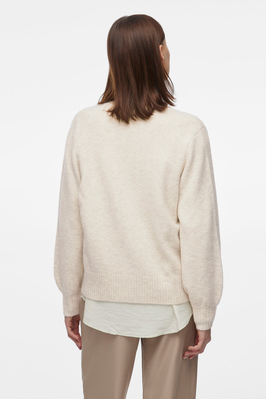 Beige gilet van VILA, gedragen met een gebroken witte blouse en een beige broek.