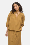Okergele blouse van VILA® met driekwart pofmouwen en een V-hals met trekkoord.