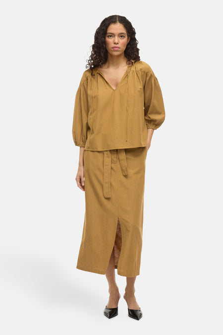 Blouse ocre par VILA®, avec des manches trois-quarts bouffantes et un décolleté en V à cordon.