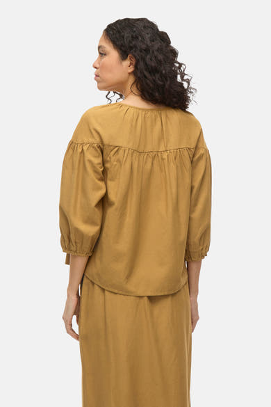 Okergele 3/4 blouse van VILA, met ballonmouwen en een effen stof.