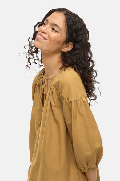 Okergele blouse met 3/4 mouwen van VILA®, met striklinten bij de kraag en linnen textuur.