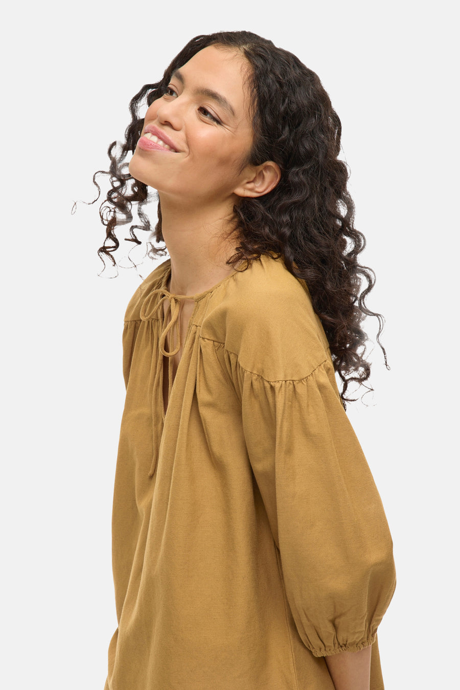 Okergele blouse met 3/4 mouwen van VILA®, met striklinten bij de kraag en linnen textuur.