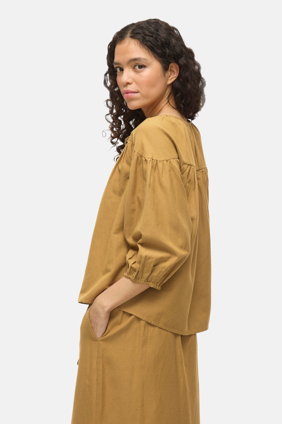 Okergele blouse met 3/4 mouwen van VILA®, pofmouwen met elastische zomen, gedragen met een bijpassende broek.
