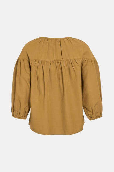 Okerkleurige blouse met driekwartmouwen van Vila, met plooien aan de achterkant.