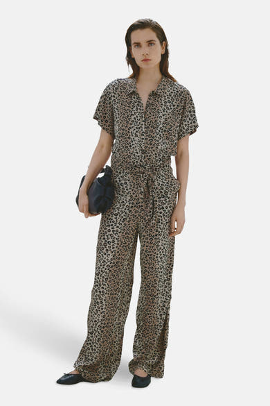 Bruin luipaardprint jumpsuit van VILA®, met een strikceintuur en een zwarte handtas.