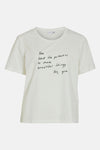 Wit T-shirt met korte mouwen van VILA, versierd met een zwarte, handgeschreven inspirerende quote op de voorkant.