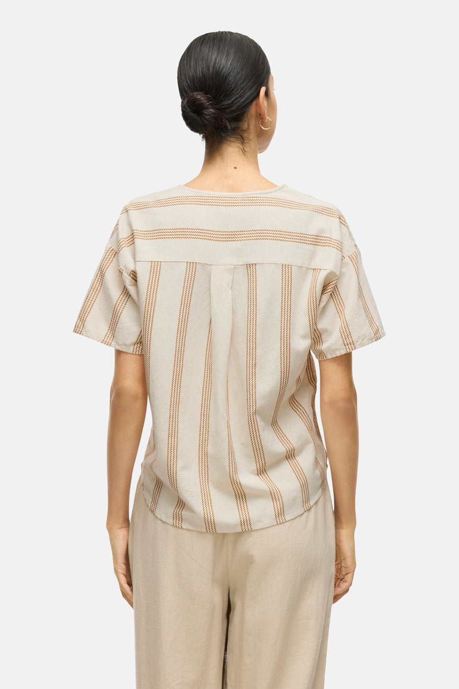 T-shirt beige à rayures verticales, de VILA®, avec des plis au dos.