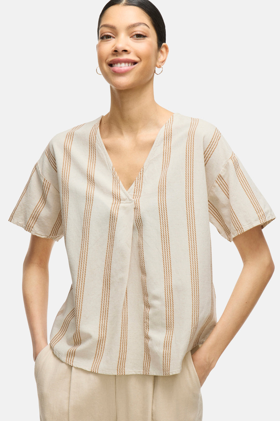 T-shirt beige à manches courtes de VILA®, à rayures verticales marron clair, avec un col en V.