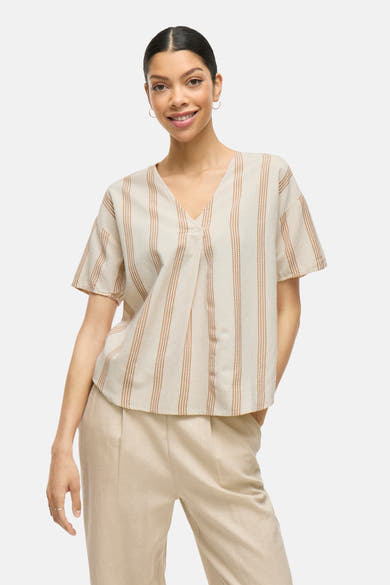 T-shirt beige à rayures verticales de VILA®, porté avec un pantalon beige assorti.