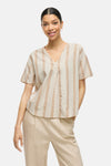 T-shirt beige à rayures verticales de VILA®, porté avec un pantalon beige assorti.