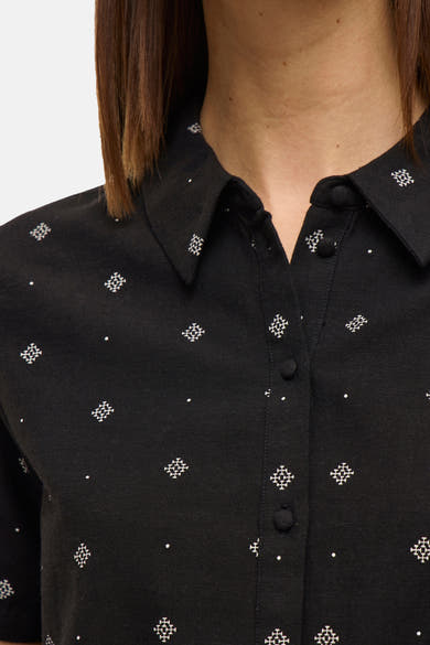 Zwarte blouse met korte mouwen van VILA®, bedrukt met witte patronen en knoopsluiting.