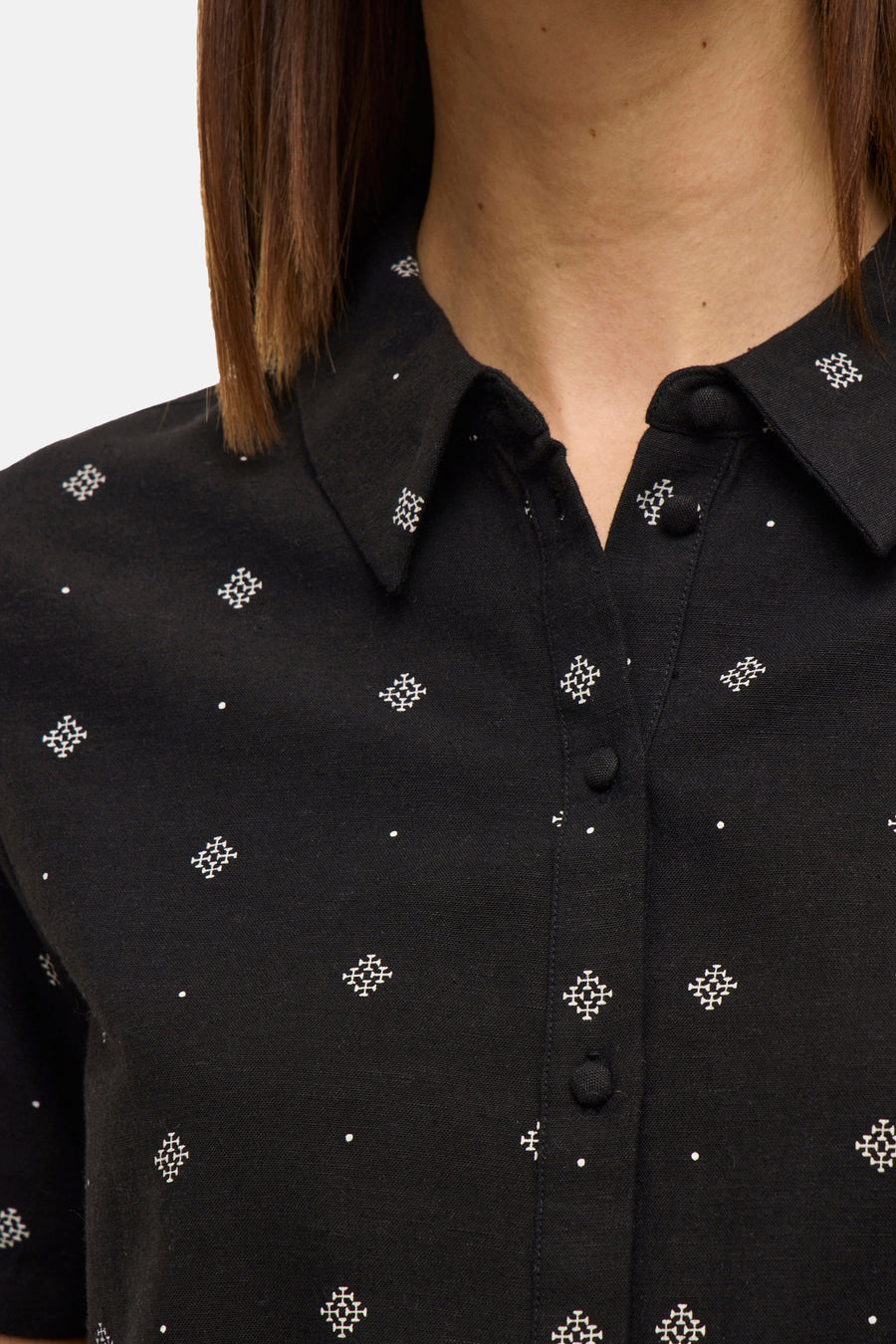 Zwarte blouse met korte mouwen van VILA®, bedrukt met witte patronen en knoopsluiting.