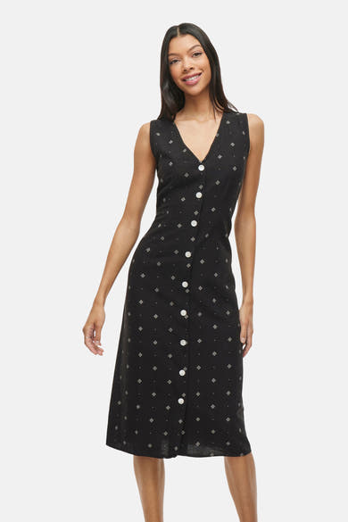 Zwarte jurk van VILA® met geometrisch patroon en knoopsluiting aan de voorkant.