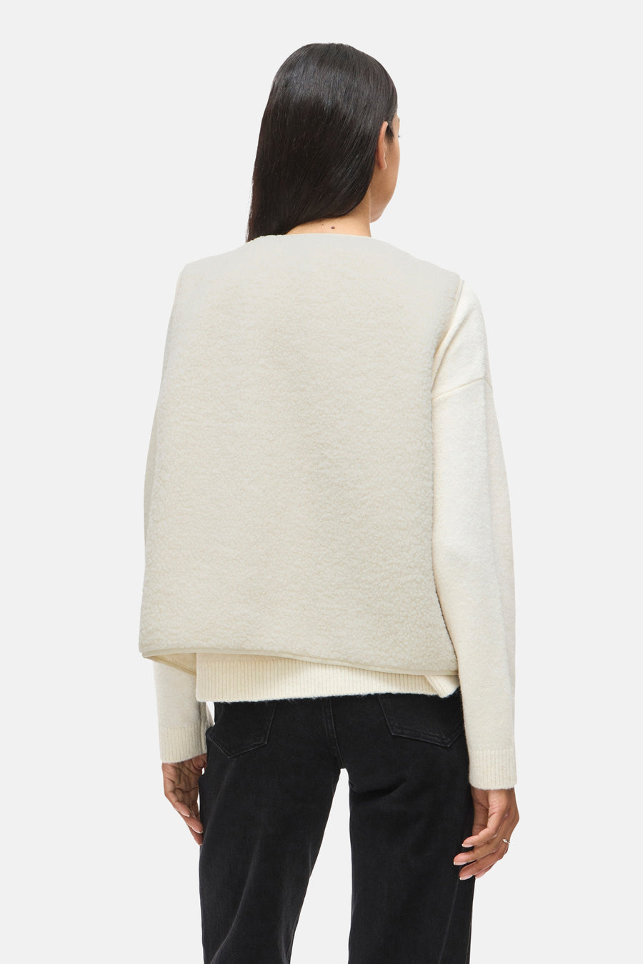 Gilet écru de VILA®, avec une texture bouclée sur le devant et des manches longues en tricot.
