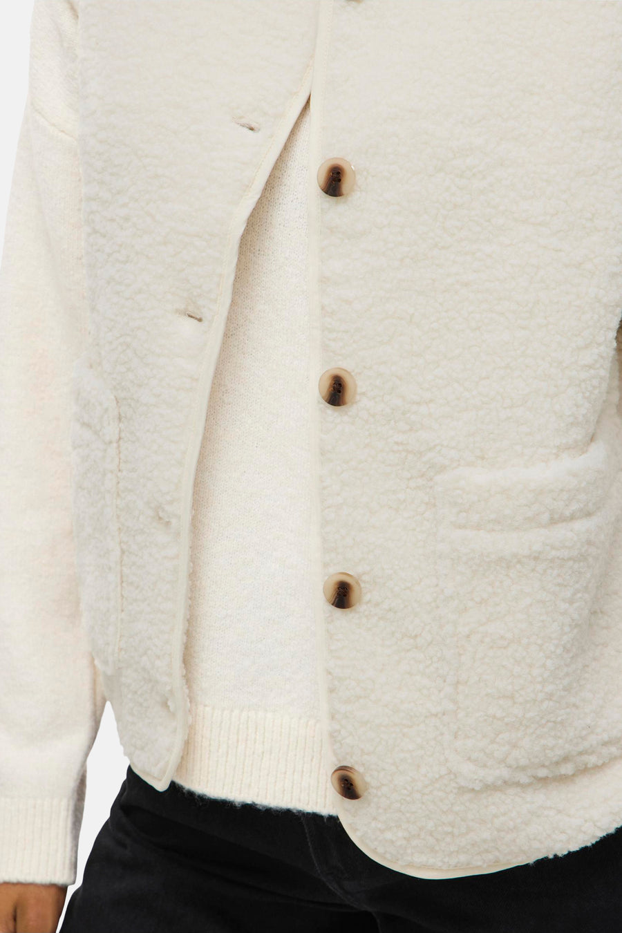 Gilet écru de VILA®, texturé style peau de mouton avec boutons marron et poches plaquées.