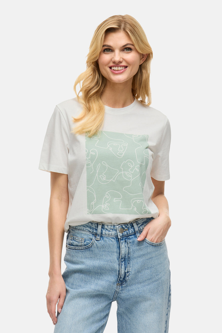 T-shirt à manches courtes blanc de VILA®, avec imprimé graphique abstrait sur le devant, porté avec un jean bleu.
