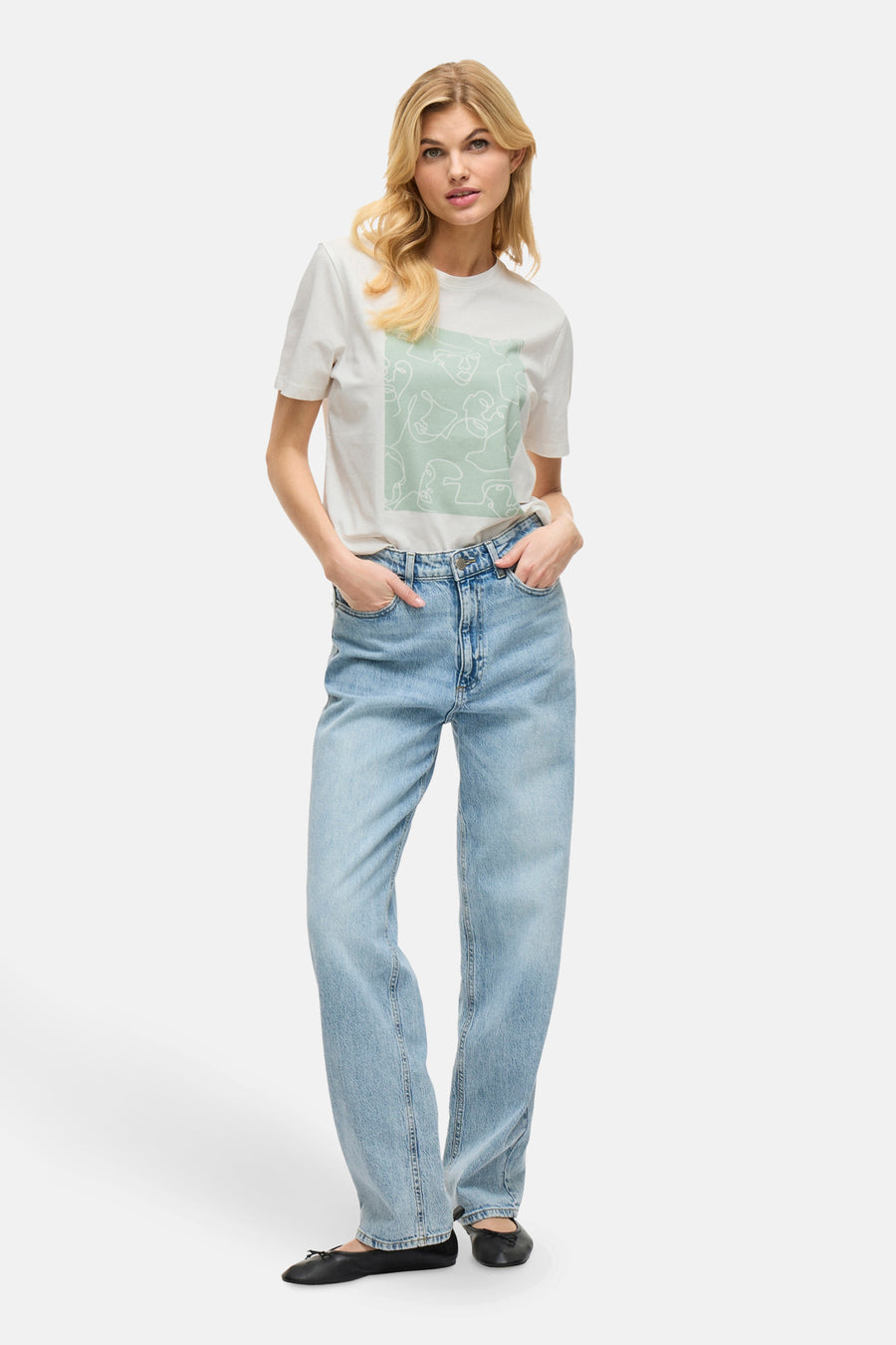 T-shirt blanc à manches courtes de VILA, avec motif graphique vert pâle sur le devant.
