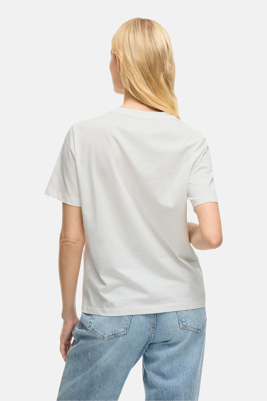 T-shirt à manches courtes blanc de VILA®, porté avec un jean taille haute, vue de dos.
