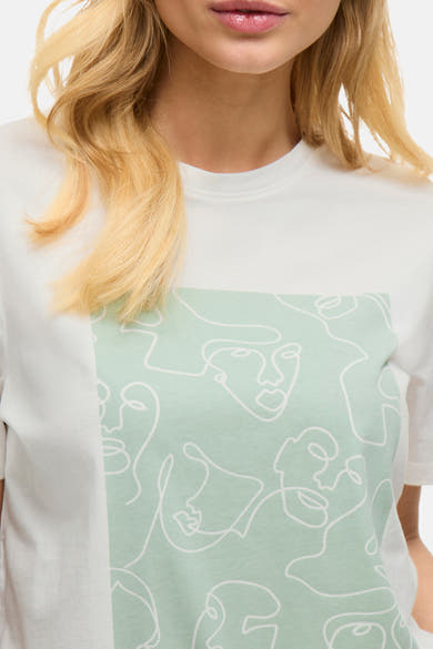 T-shirt blanc à manches courtes de Vila, avec motif de visages abstraits vert d'eau.
