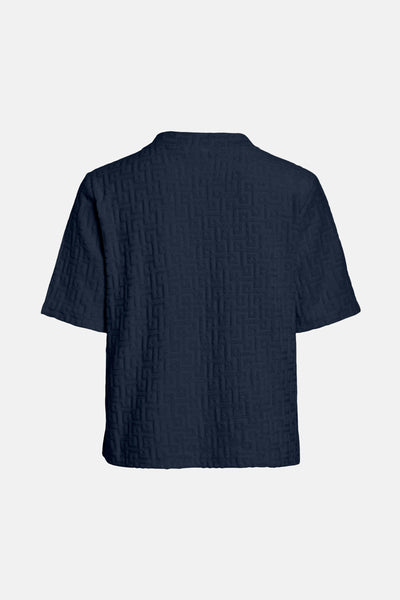T-shirt bleu à manches courtes de VILA®, avec motif géométrique en relief sur toute la surface.