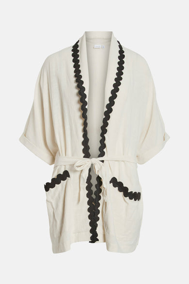 Gilet beige de VILA®, orné d'une bordure festonnée noire et d'une ceinture à nouer.