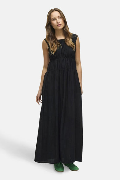Robe longue noire de VILA, avec une texture plissée et une coupe ample.
