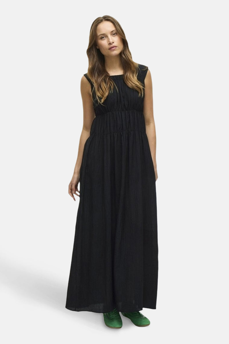Robe longue noire de VILA, avec une texture plissée et une coupe ample.