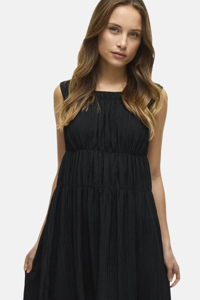 Robe longue noire par VILA® avec texture plissée et coupe évasée.