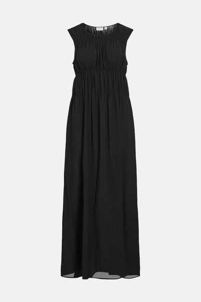 Robe longue noire de VILA, texturée avec un haut froncé et une jupe fluide tombant jusqu'au sol.