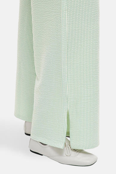 Groene gestreepte katoenen broek van VILA®, met een wafeltextuur en een split aan de zoom.