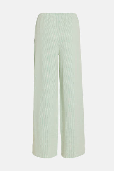 Groene gestreepte broek van VILA, met wafeltextuur en een losse pasvorm op een witte achtergrond.