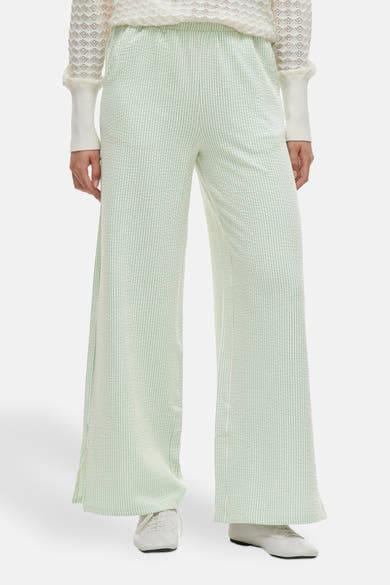 Groene broek met witte strepen van VILA, losse pasvorm en wijde pijpen.