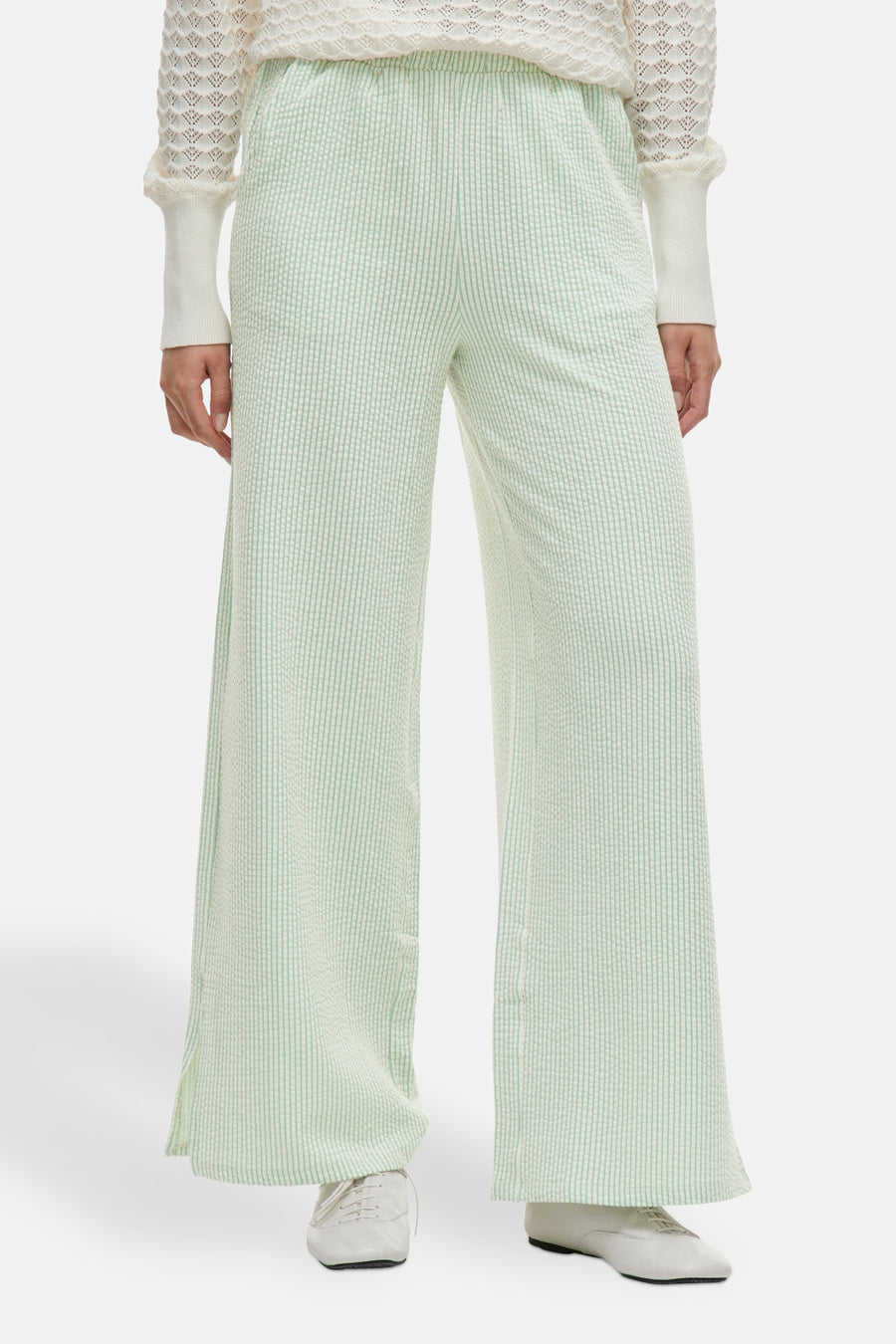 Groene broek met witte strepen van VILA, losse pasvorm en wijde pijpen.