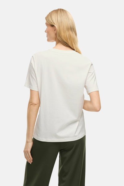 T-shirt à manches courtes blanc de VILA®, porté avec un pantalon vert foncé, vue de dos.