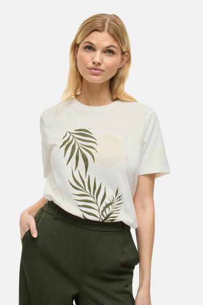 Wit T-shirt met korte mouwen van VILA®, met palmbladprint en donkergroene broek.
