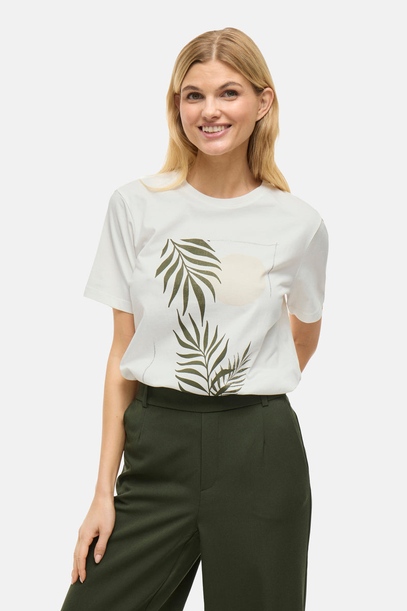 T-shirt blanc à manches courtes de VILA®, avec motif de feuilles de palmier vertes et cercle pâle.