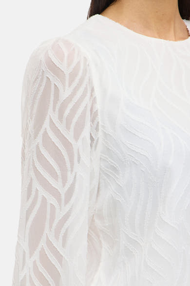 Wit blouse met lange mouwen van VILA®, met getextureerd bladerpatroon, close-up.