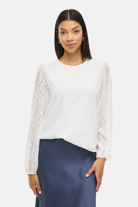 Wit blouse met lange mouwen van VILA®, met golvend textuurpatroon en blauwe rok.