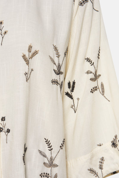 Beige blouse met lange mouwen van VILA®, versierd met delicate bloemenborduursels.