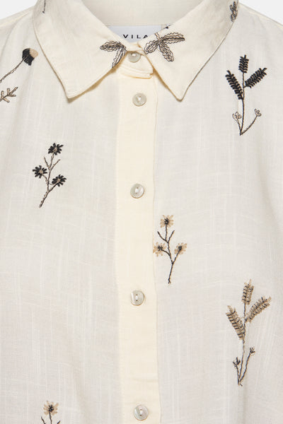 Beige blouse met lange mouwen van VILA met delicate bloemenborduursels en een centrale knoopsluiting.