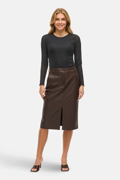 Zwart T-shirt met lange mouwen van VILA, gedragen met een bruine leren rok en hakken.