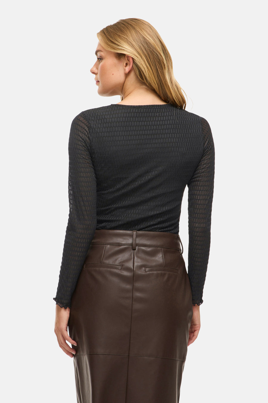 Zwarte T-shirt met lange mouwen van VILA, met een subtiele wafeltextuur, gedragen met een bruine rok.